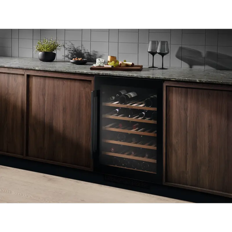 Винный шкаф EWUS052B5B Electrolux Черный